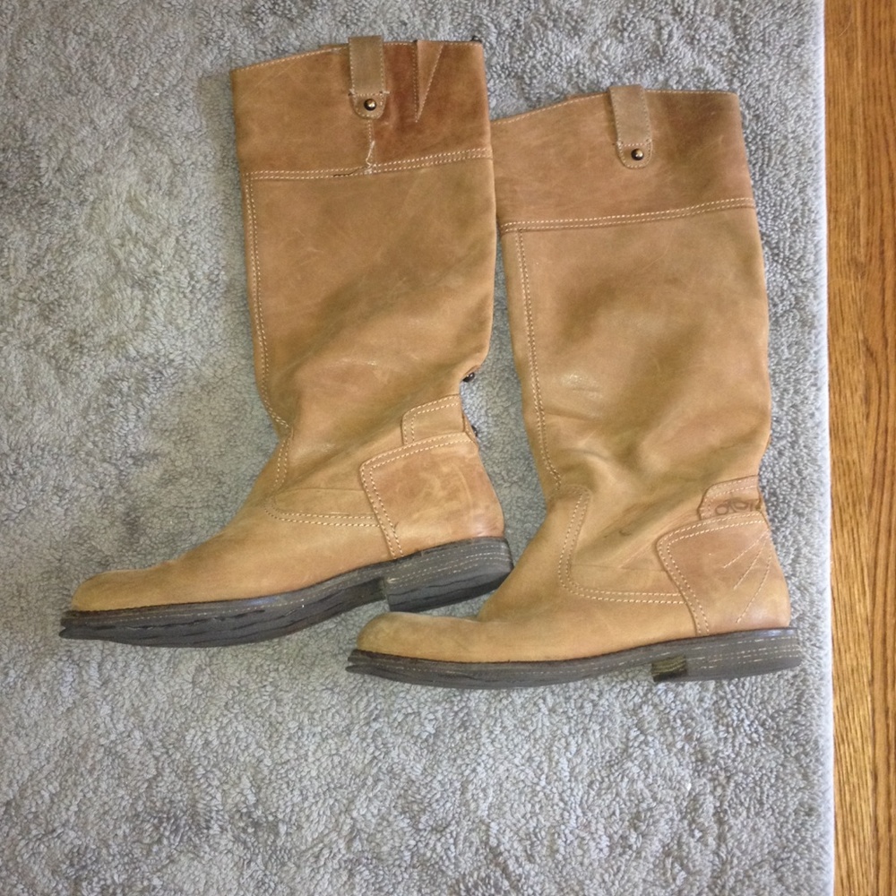 Tall brown boots !